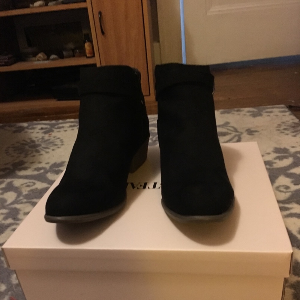 Women’s size 11 blk ankle boots w/buckle strap NEW